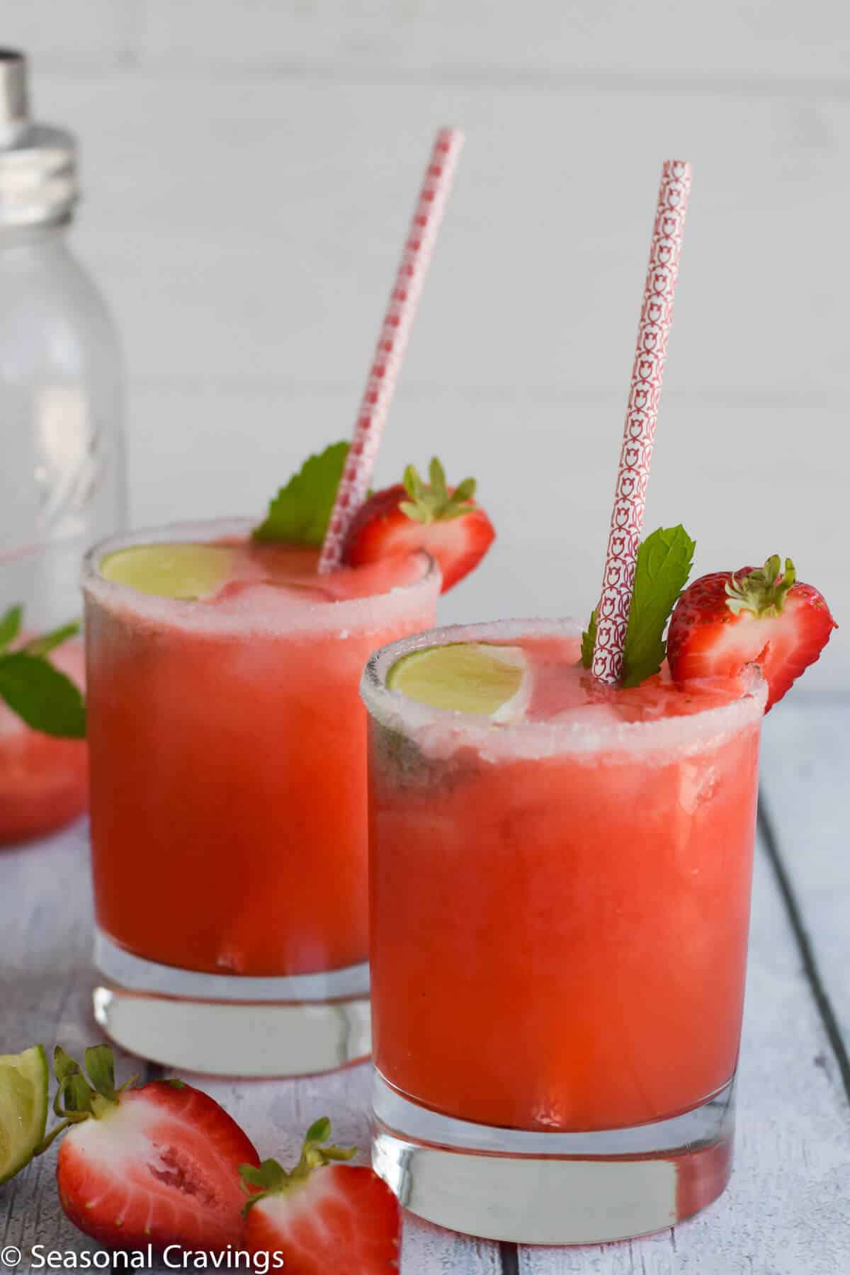  Gin Rickey with two glasses and red straws