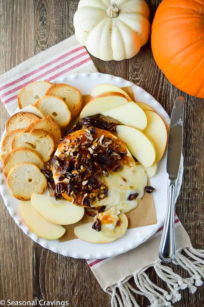 baked brie with crackers and apples