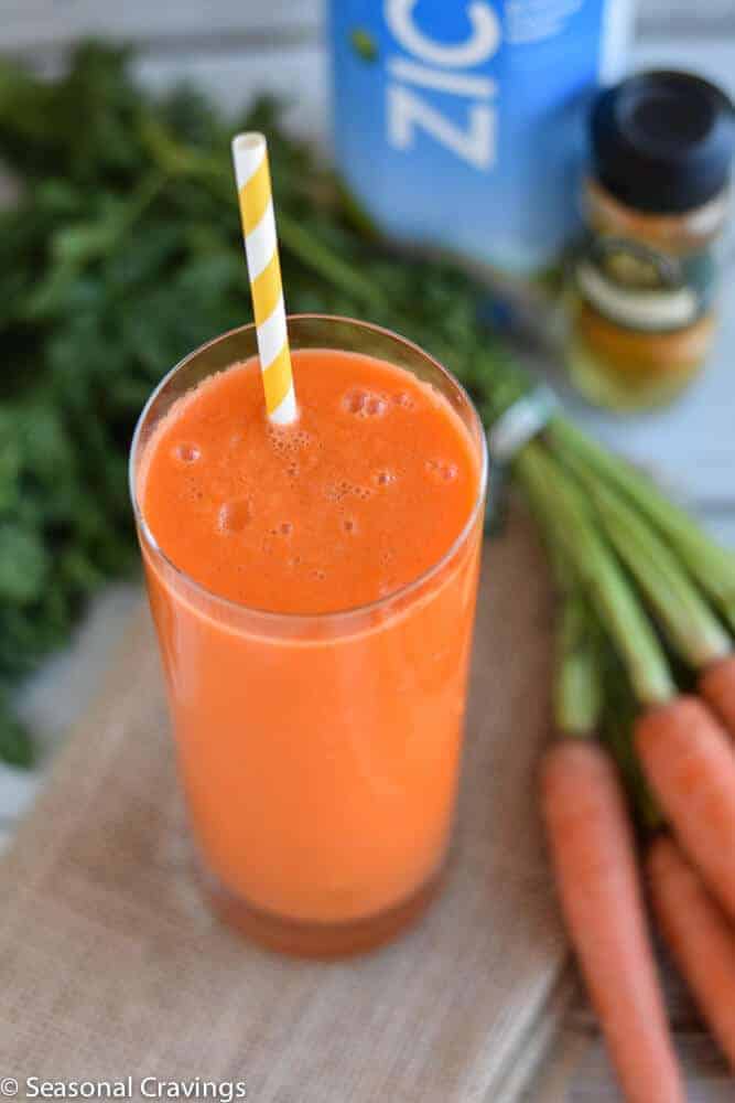 Carrot, Apple and Turmeric Smoothie with a straw