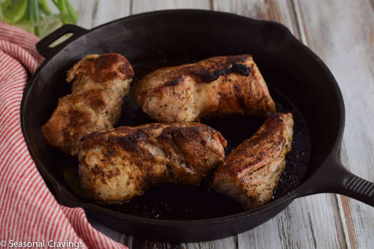 Brown Sugar Pork Tenderloin in una padella