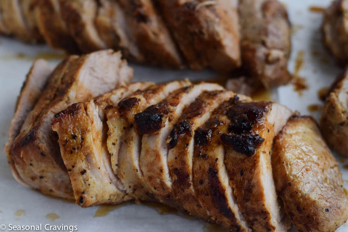 Schweinefilet mit braunem Zucker aus der Nähe