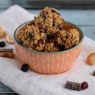 A bowl of granola cookies with raisins and nuts, topped with chocolate drizzle
Keywords: Chocolate, cashew