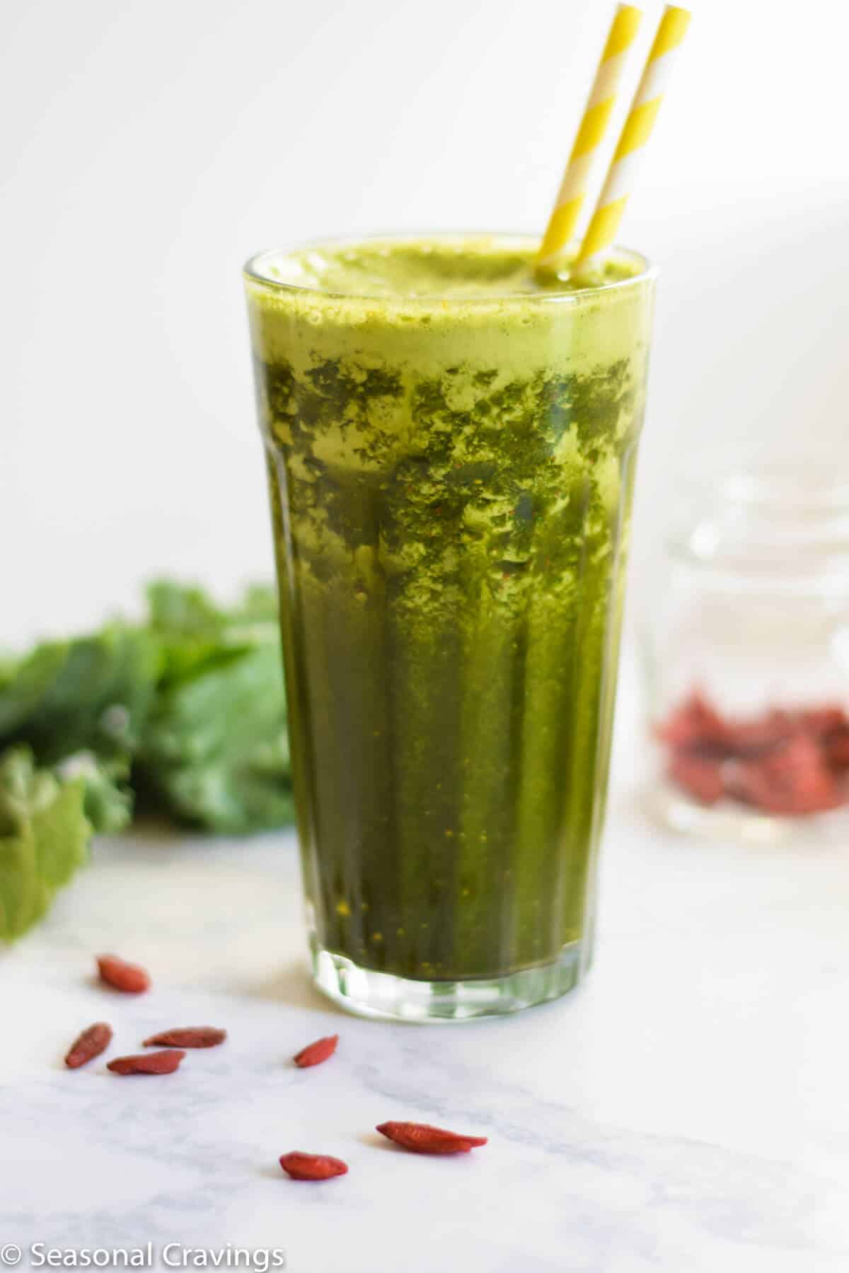 Goji Berry Smoothie in glass with two straws