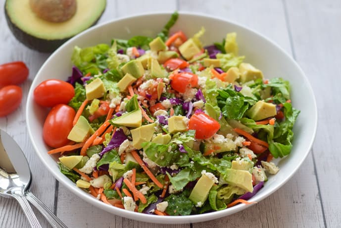  Salad with red cabbage, tomatoes and feta