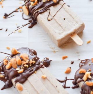 Schokoladen-Erdnussbutter-Bananen-Eis am Stiel