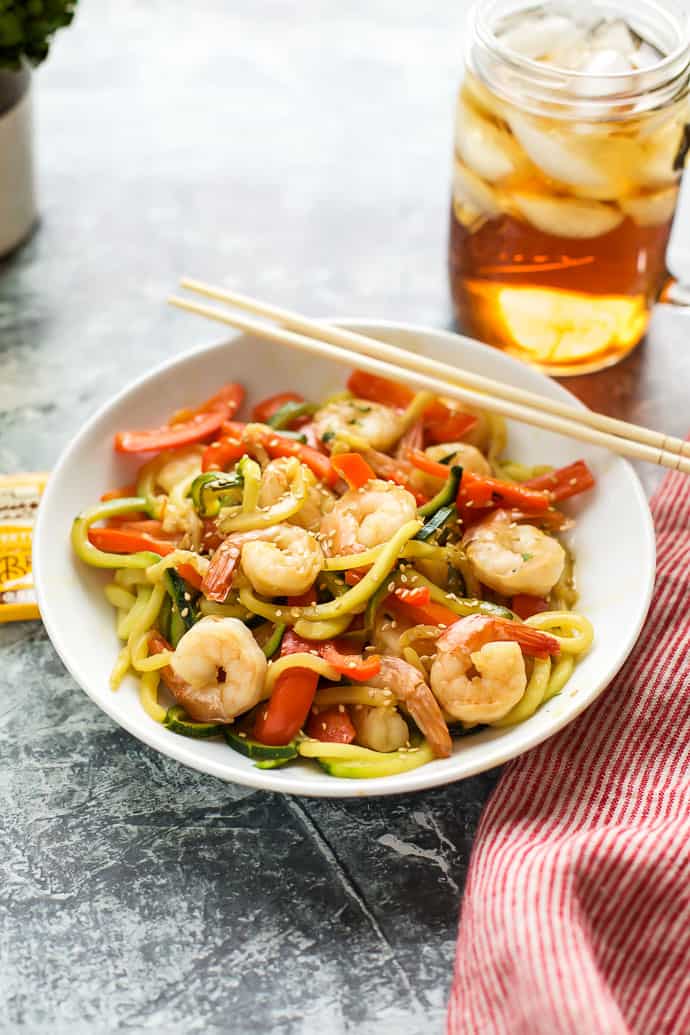 Garlic Shrimp with Zucchini Noodles and red peppers with iced tea.
