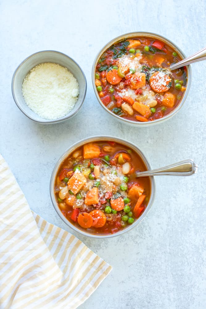 zwei Schüsseln glutenfreie klassische Minestrone-Suppe, beladen mit Gemüse und Bohnen
