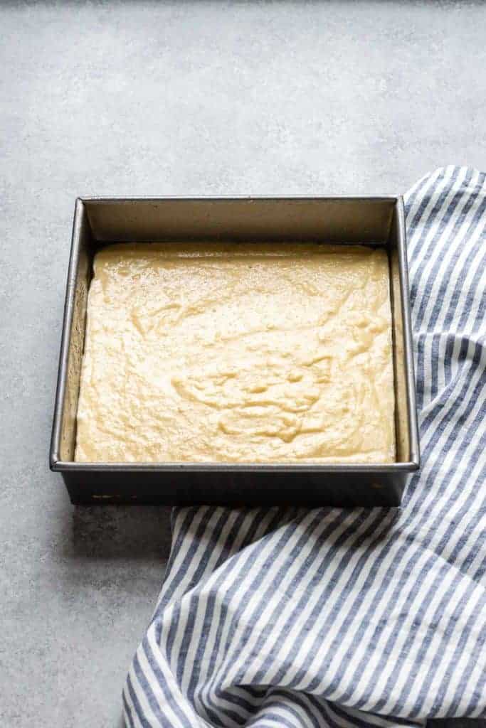 خمیر کیک موز بدون گلوتن در یک ظرف پخت