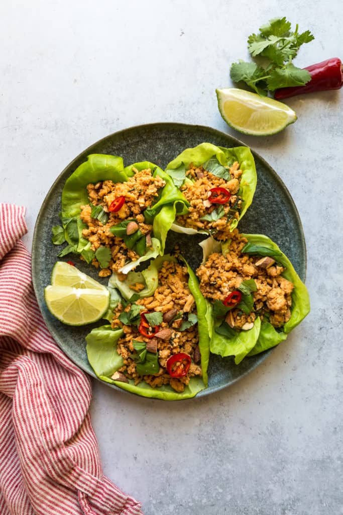 chicken lettuce wraps with lime wedges