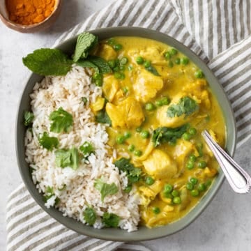 Creamy curry chicken with white rice