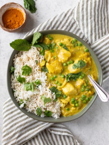 Creamy curry chicken with white rice