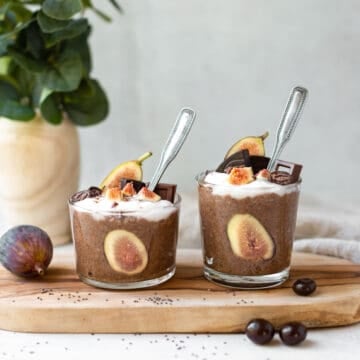 chocolate chia pudding in two glasses with figs