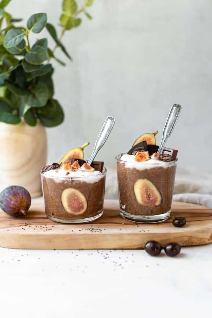 chocolate chia pudding in two glasses with figs