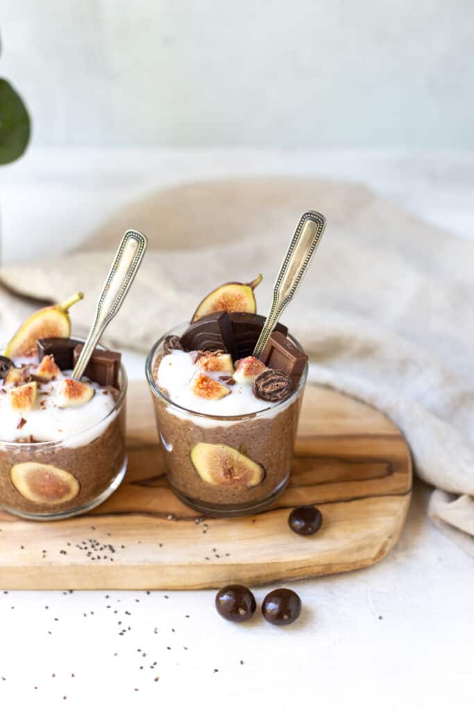 chocolate chia pudding with figs
