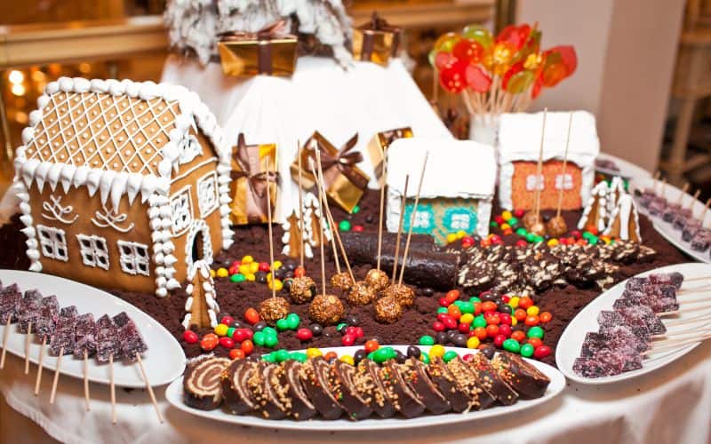 gingerbread house ideas for serving desserts Christmas