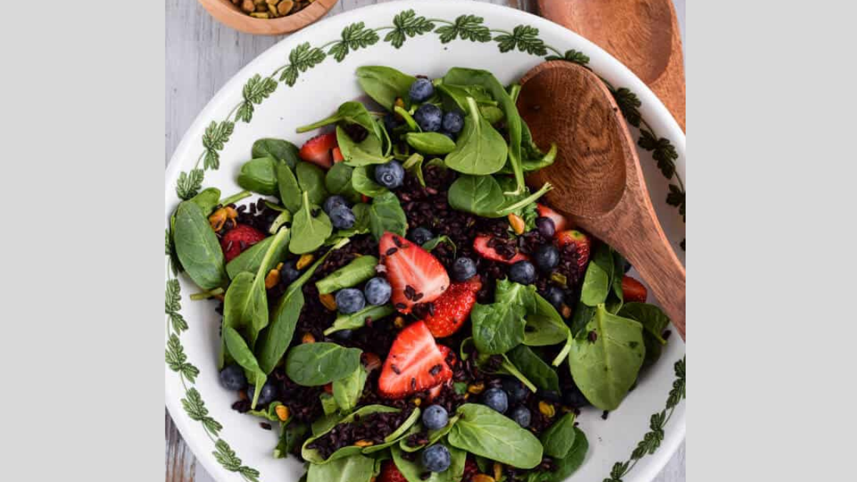 black rice and spinach salad