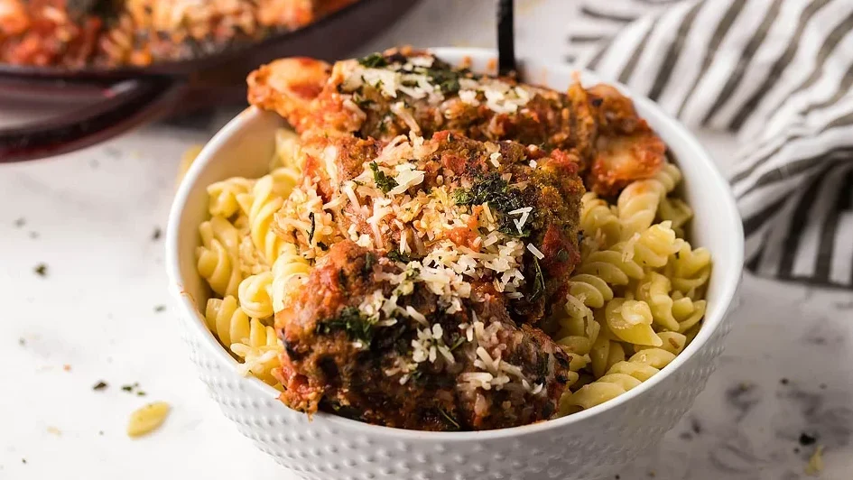 Looking for quick and easy dinner ideas? Look no further than this delicious bowl of pasta with meat and sauce.