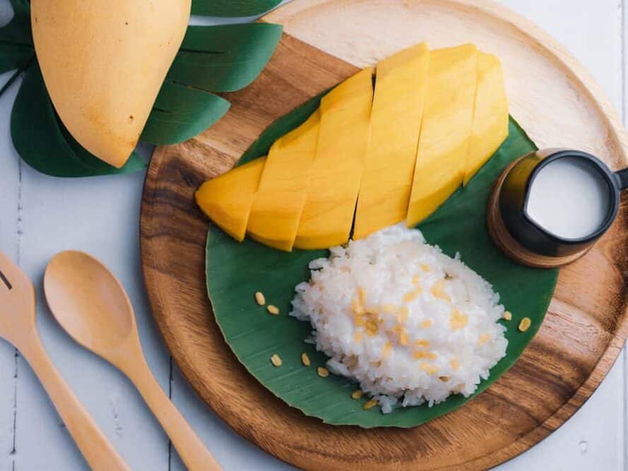 Thai,Mango,With,Sticky,Rice,On,White,Wood,Background.
