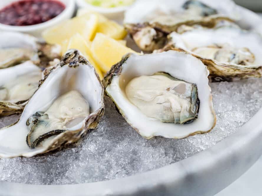 Fresh,Oysters,Platter,With,Sauce,And,Lemon