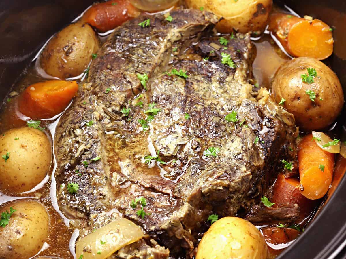 SLOW COOKER BEEF ROAST WITH POTATOES AND CARROTS
