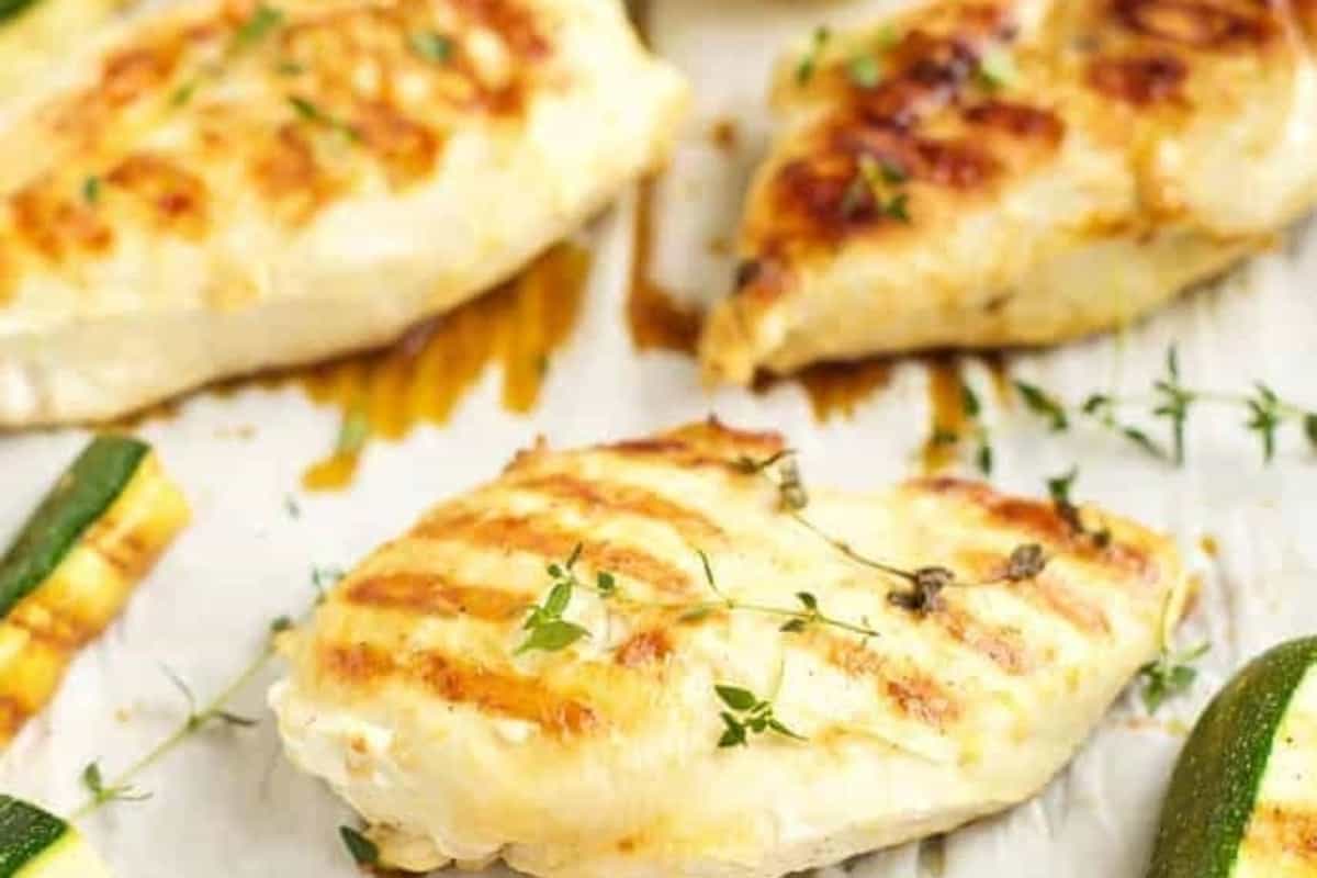 Grilled chicken with lemon.
