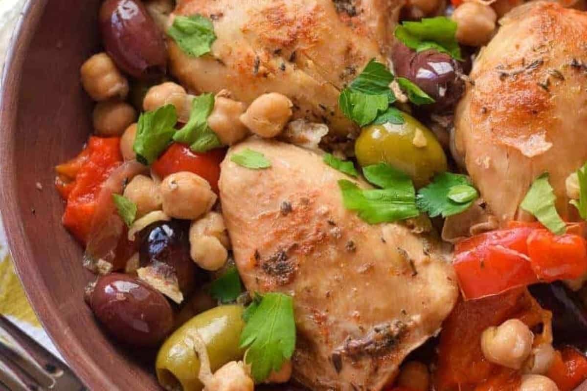 Chicken with olives and peppers.
