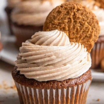 gingerbread cupcakes with frosting.