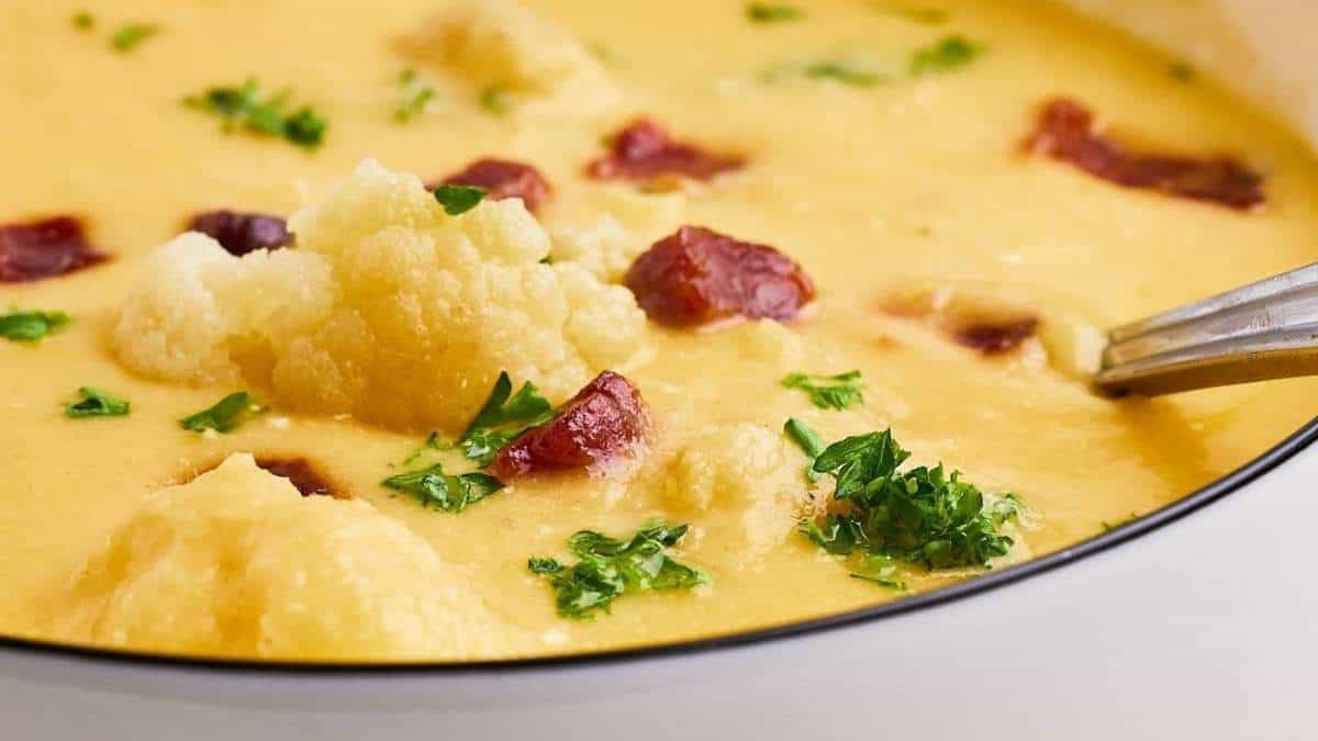 A delicious recipe for cauliflower soup with bacon and parsley.