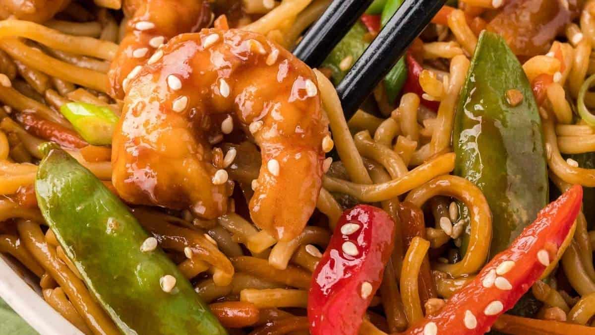 A comforting recipe for stir fried noodles with succulent shrimp and vibrant peppers.