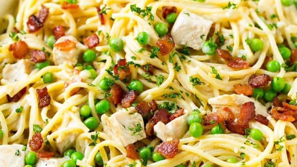 Chicken and pea pasta, a comforting dish that combines the richness of bacon and the freshness of peas. This recipe is perfect to be shared with loved ones, as it brings together comforting flavors in a delicious