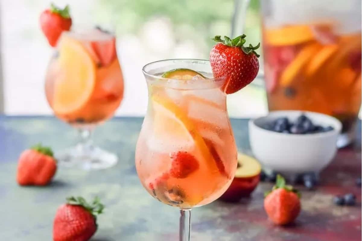 White sangria with fruits.