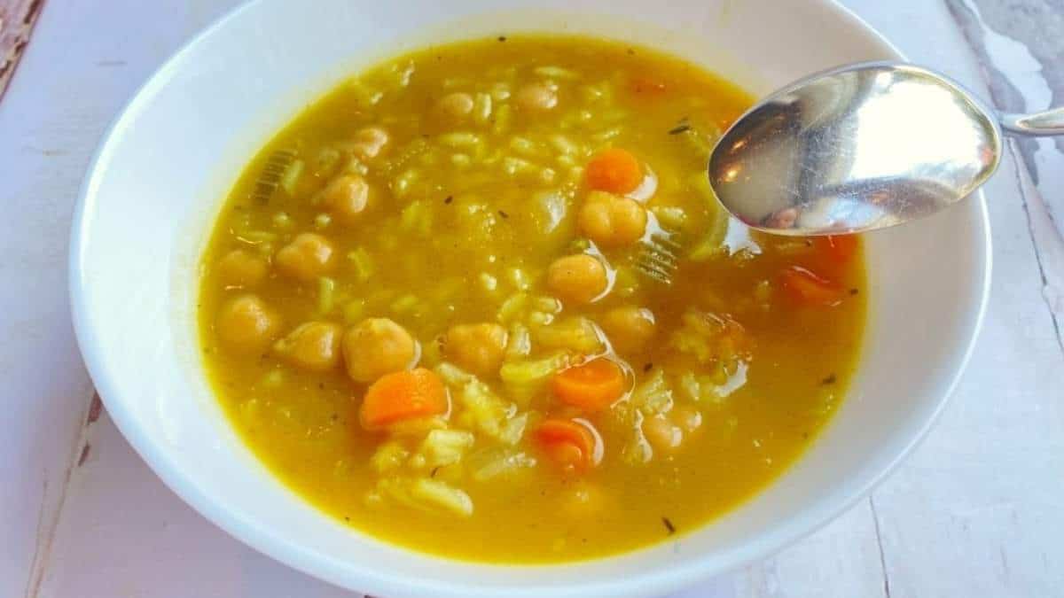 A delicious recipe of soup with carrots and chickpeas.