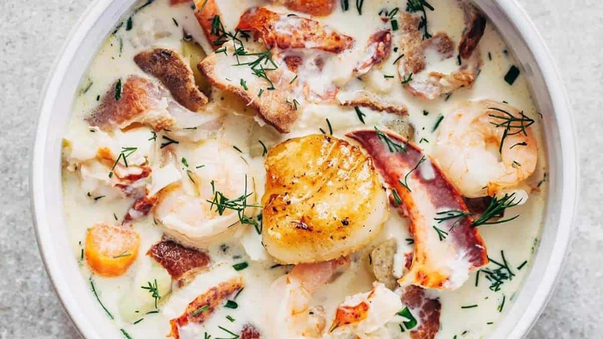         Description: A delicious white bowl of soup with shrimp, potatoes and dill that will surely be a hit at any dinner table. Whether you're craving a comforting meal or looking for new recipe ideas