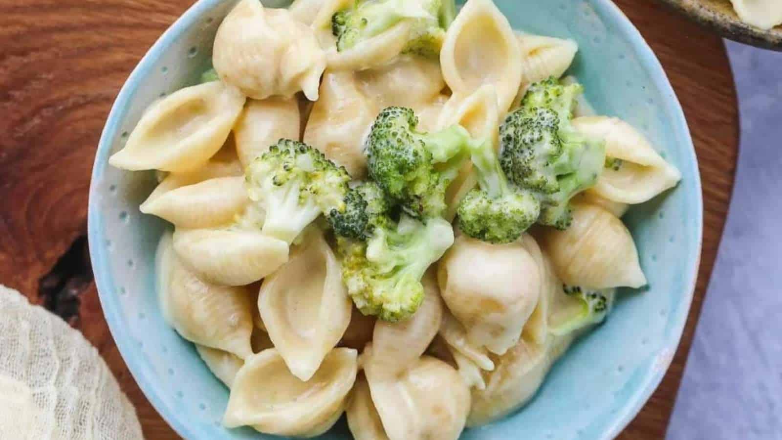 A bowl of pasta with broccoli and cheese.
