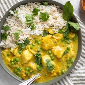 A comforting bowl of chicken curry with rice and peas, perfect for sharing.