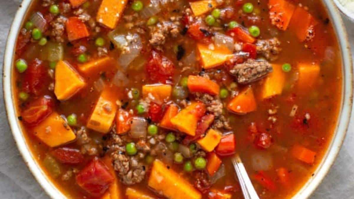 This recipe is for a delicious stew packed with meat, vegetables and peas. It's the perfect soup for a comforting and hearty meal.