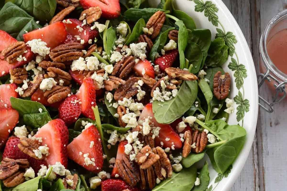 Salad with pecan and strawberries.