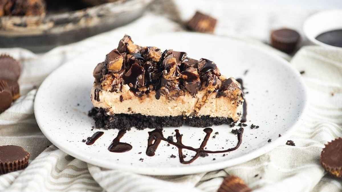 A slice of peanut butter pie on a plate.