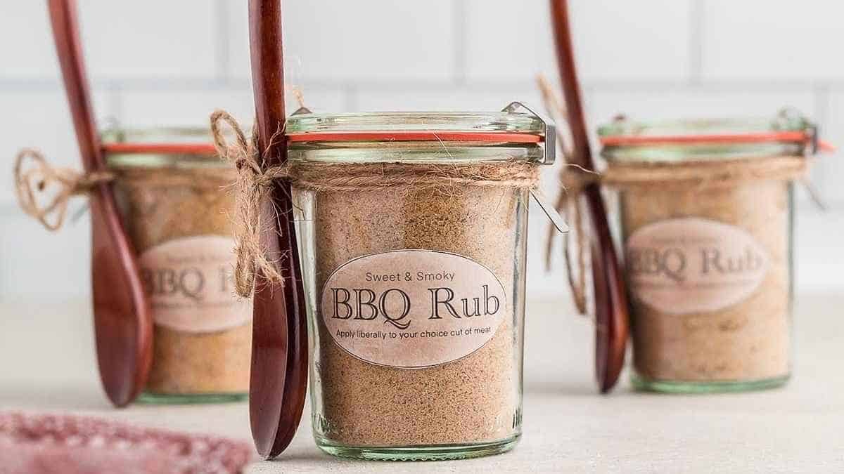 Bbq rub in jars with wooden spoons.