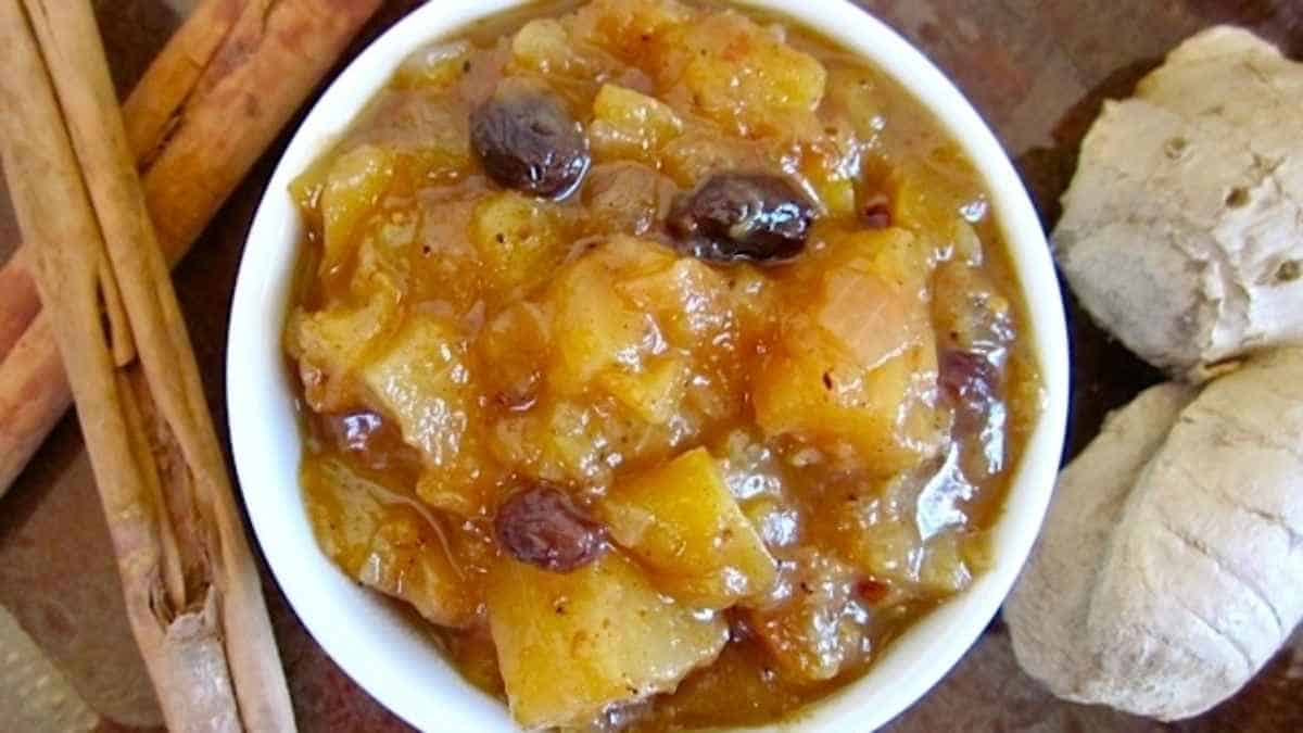 A bowl of apple sauce with cinnamon sticks and cinnamon sticks.