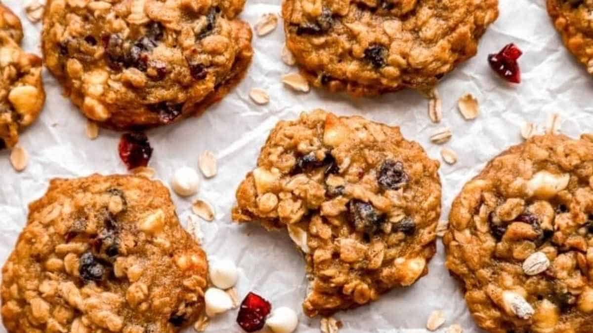 Oatmeal cookies with cranberries and oats.
