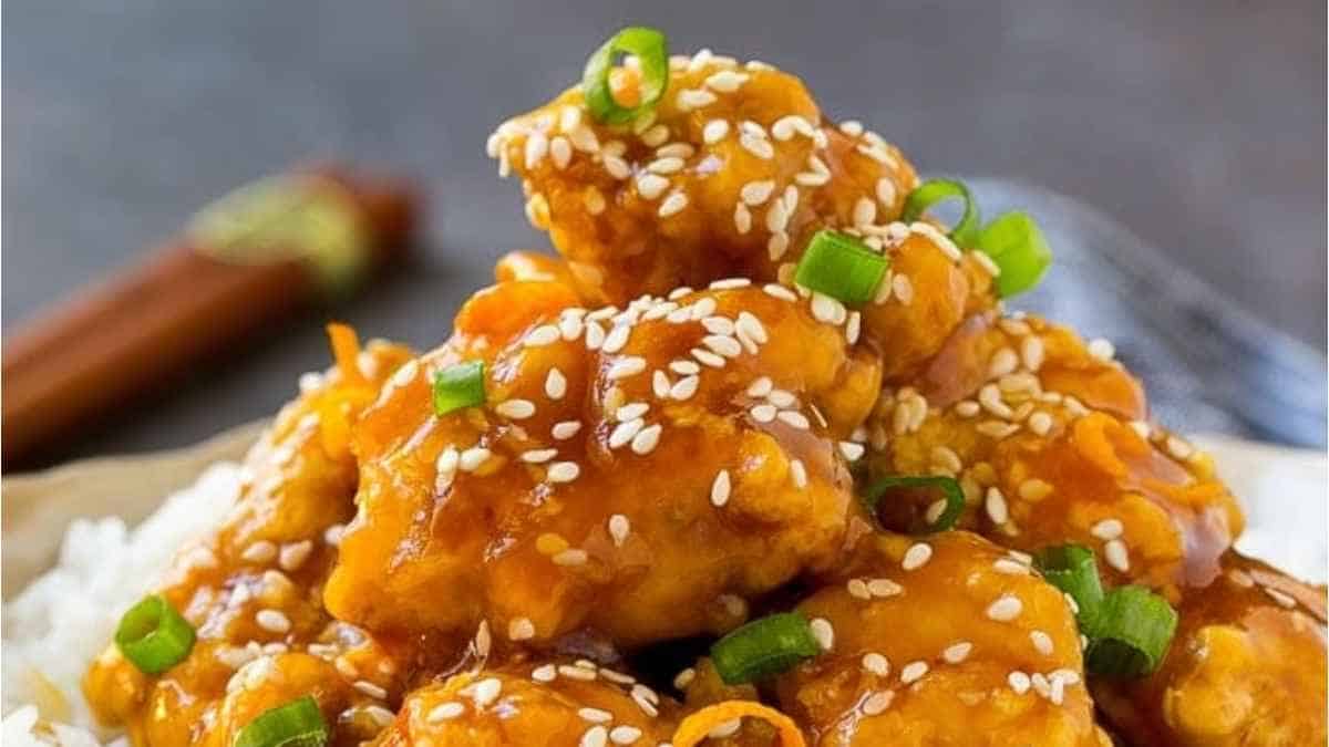 Sesame chicken with rice and sesame seeds.
