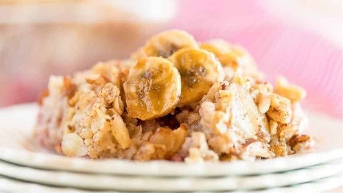 A plate of oatmeal with bananas on it.