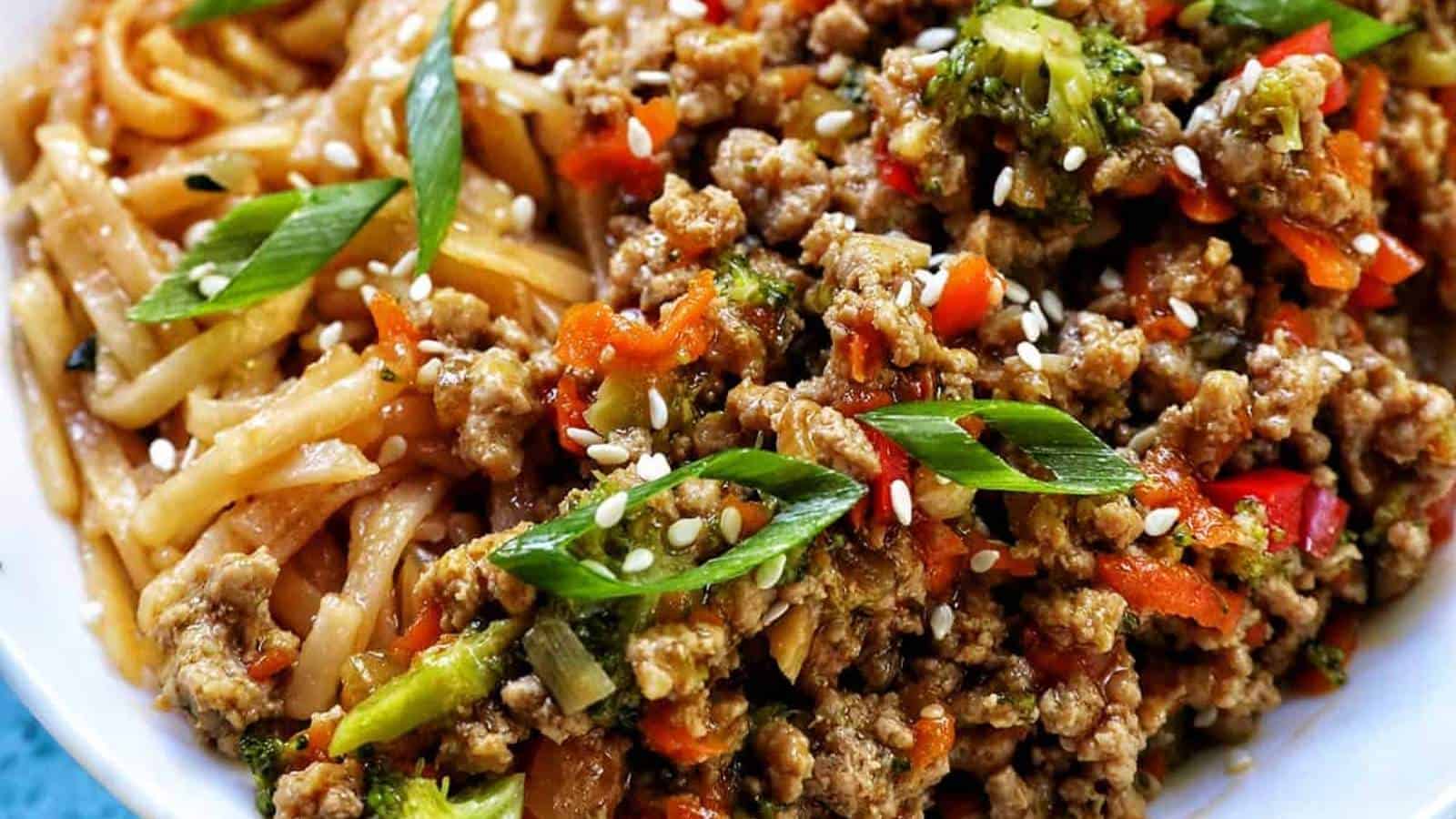 A bowl of noodles with meat and vegetables.