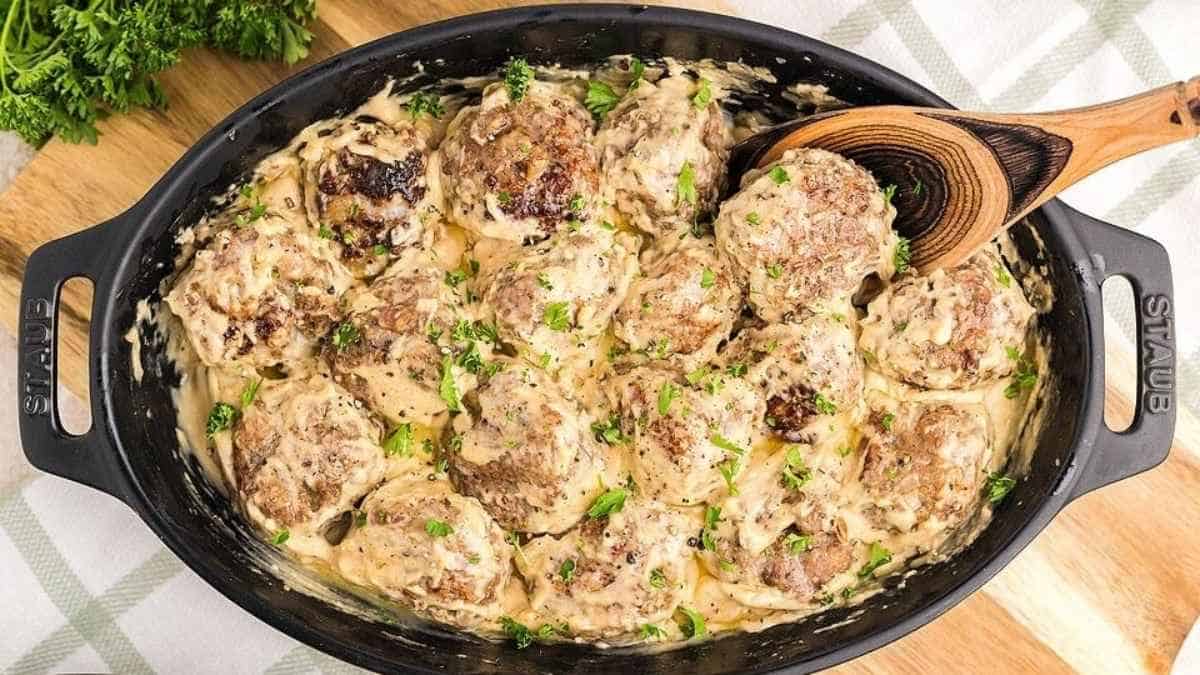 A skillet filled with meatballs and gravy.