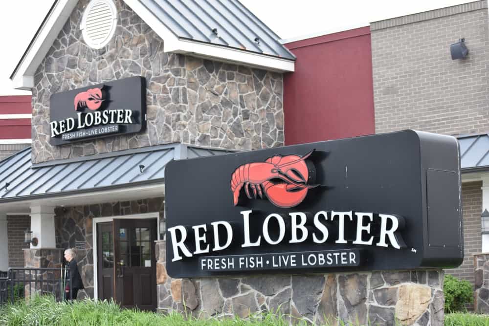 A red lobster restaurant with a sign in front of it.