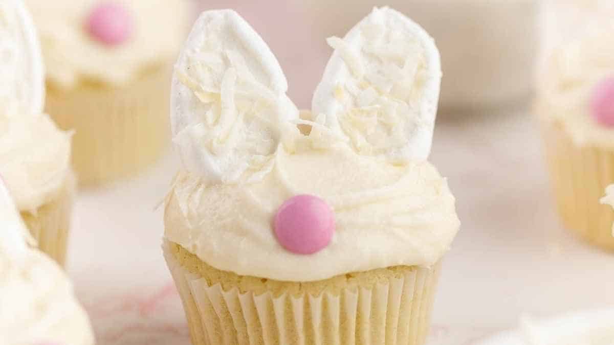 Adorable Easter Bunny Cupcakes.