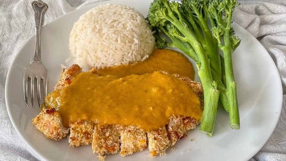 A plate with chicken, rice and broccoli.