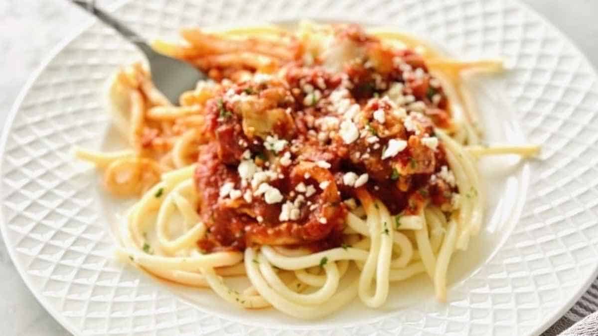 A plate with spaghetti and meat sauce on it.