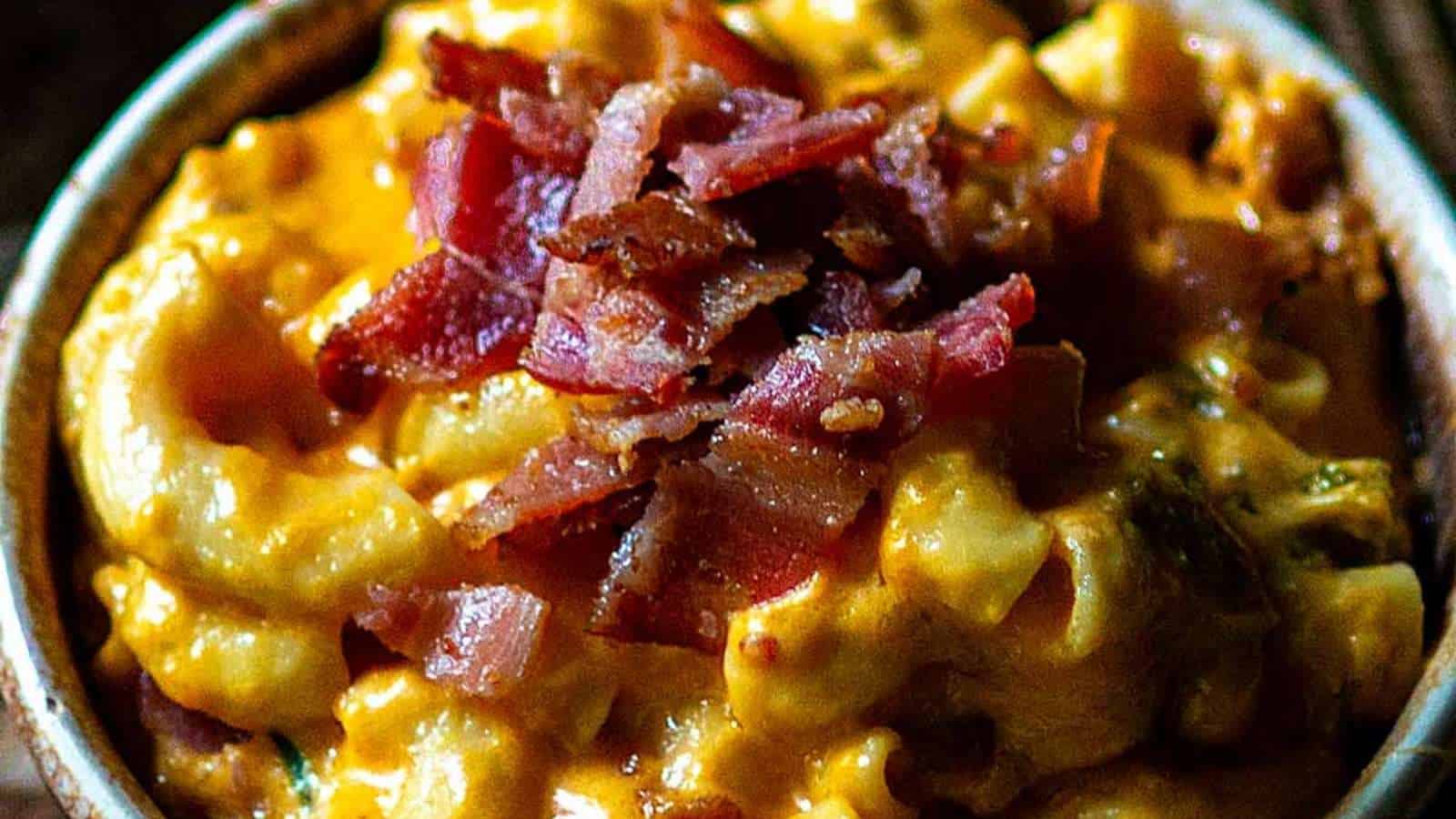 A bowl of macaroni and cheese with bacon.